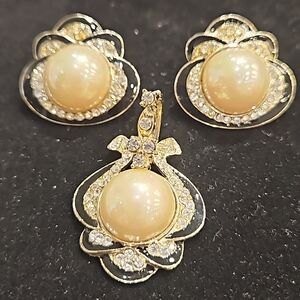 Pearl  set earrings  and  pendant